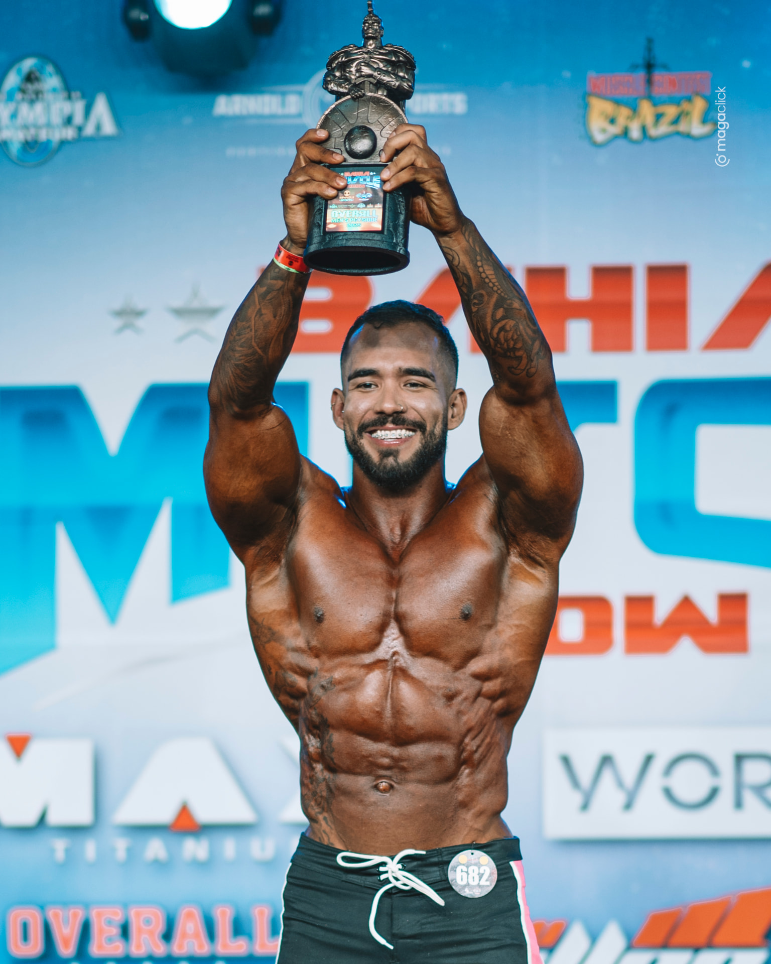 Rodolfo Ribeiro erguendo o troféu de campeão overall